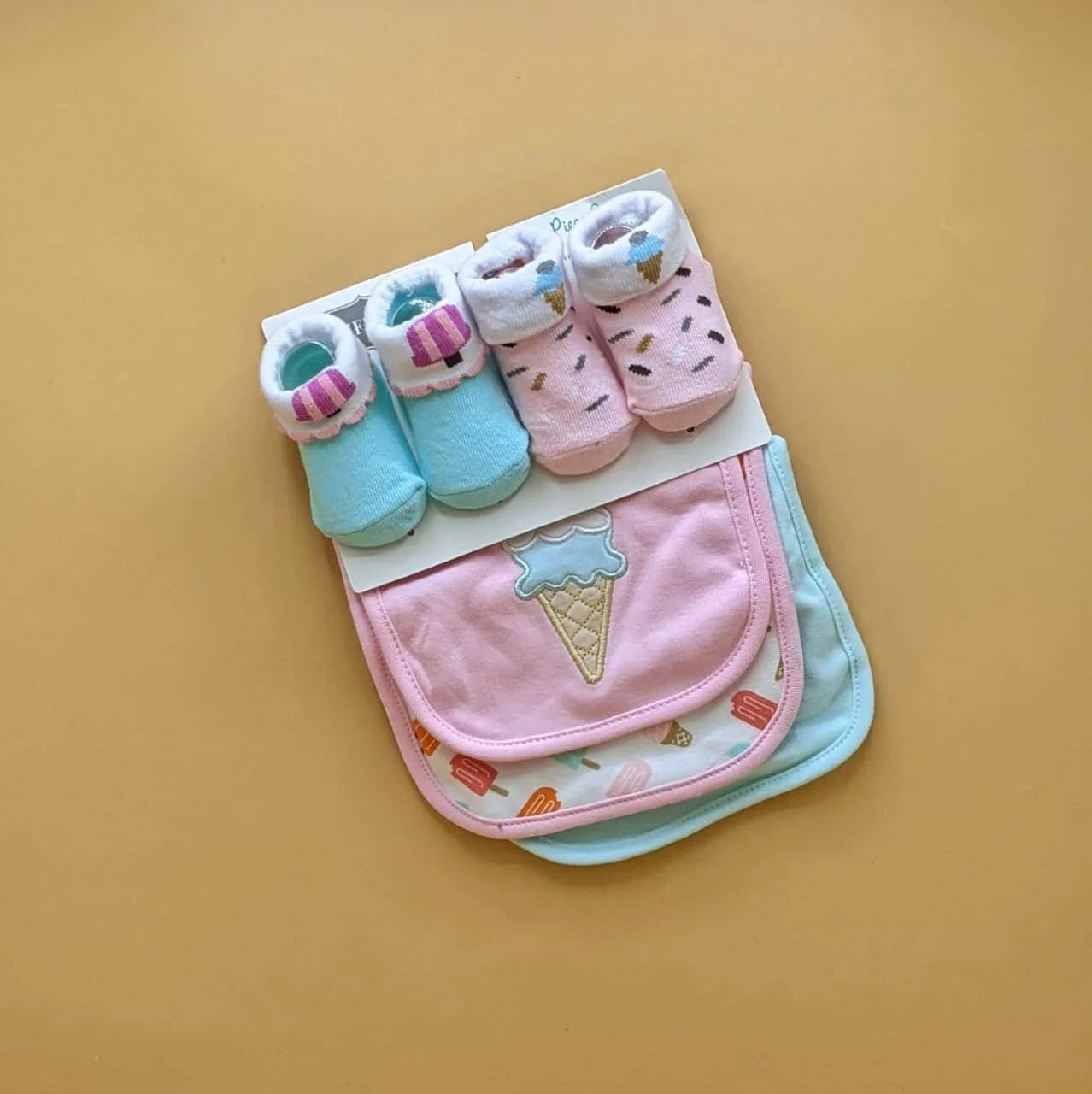 Pack of 3 Bibs & 2 Booties - Image 24